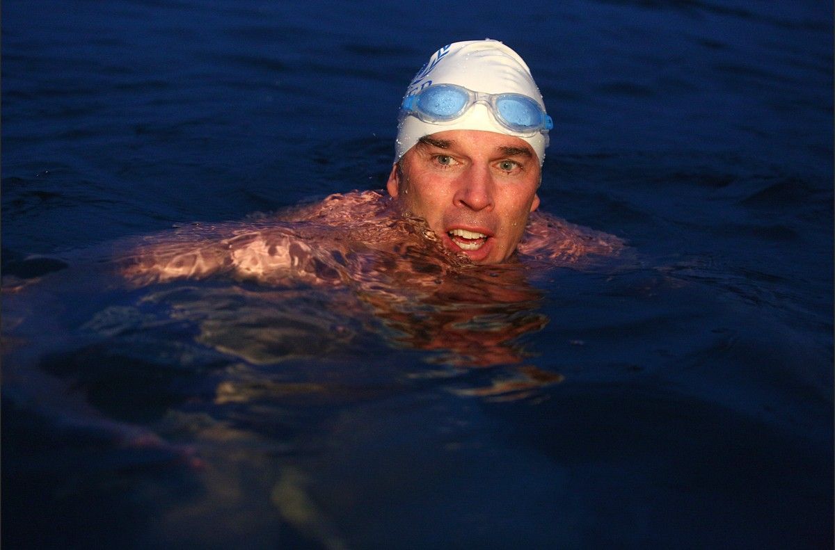 Где 2007 году совершил заплыв льюис пью. Льюис пью заплыв. Вода Байкала фото. Дело океан. Где делал заплыв Льюис пью.