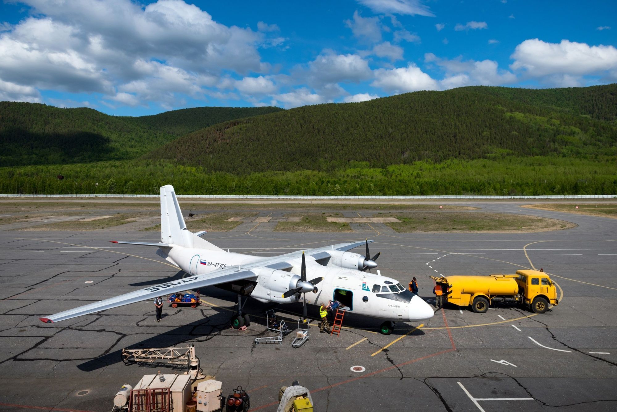 Авиабилеты таксимо. Ангара авиакомпания АН-24 Бодайбо. Самолеты Ангара Нижнеангарск. Ангара ан24 Бодайбо. Аэропорт Таксимо АН-24.