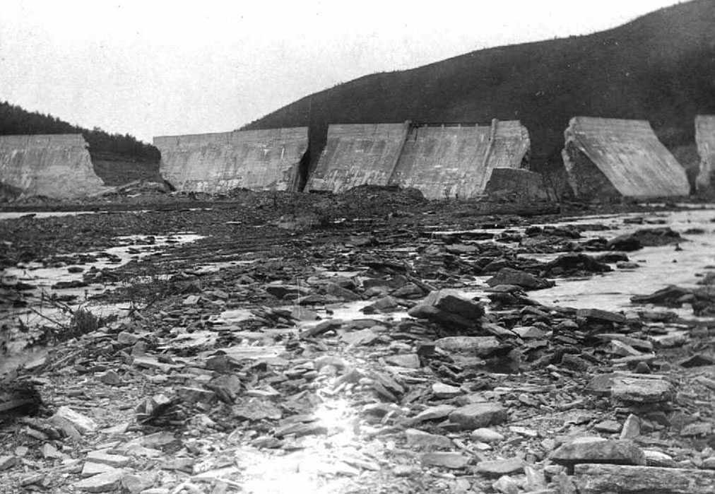 Невдалеке проглядывали остатки то ли плотину то. Дамба Баньцяо Китай 1975. Прорыв плотины Баньцяо. Тирлян прорыв плотины. Прорыв плотины Тирлянского водохранилища.