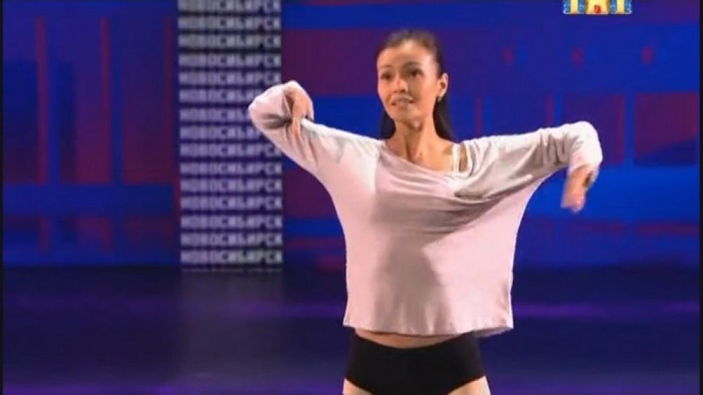 Тнт прямой эфир улан. ТНТ танцы Улан Удэ. Танцовщица из Улан-Удэ. Бузова в жюри танцы на ТНТ.