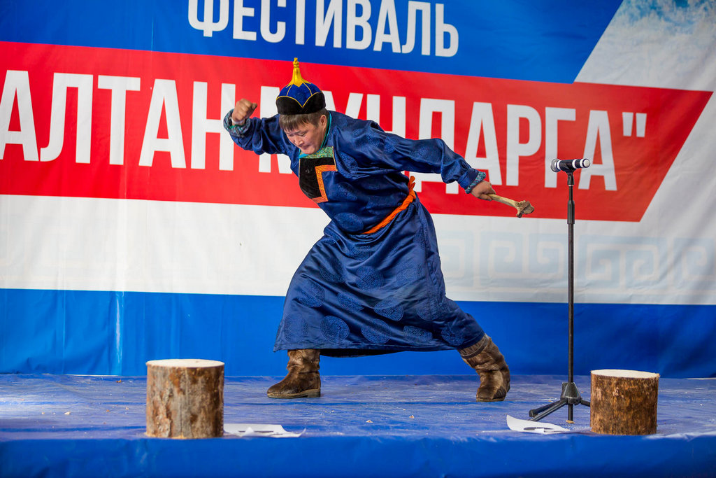 Разбивание костей. Һээр шаалган. Разбивание хребтовой кости. Hээр шаалган кость. Турнир hээр шаалган.