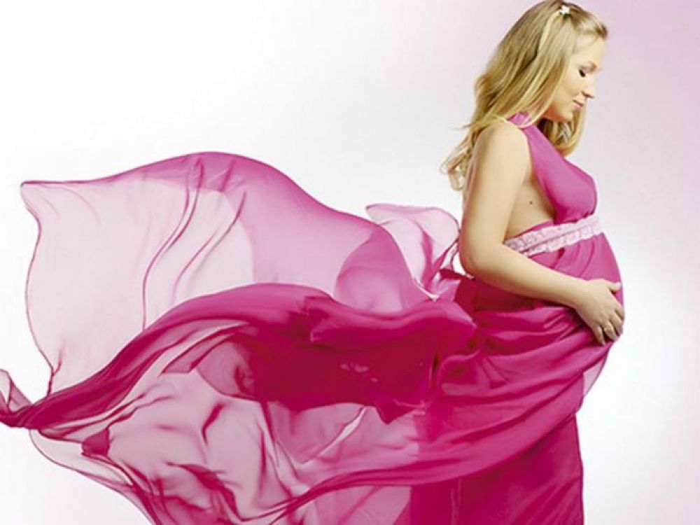 Будущие мамы слушать. Фотосессия беременных в платье шифон. Интересное положение у женщин. Фото беременных в ткани шифон. Фото беременной в платье из шифона.
