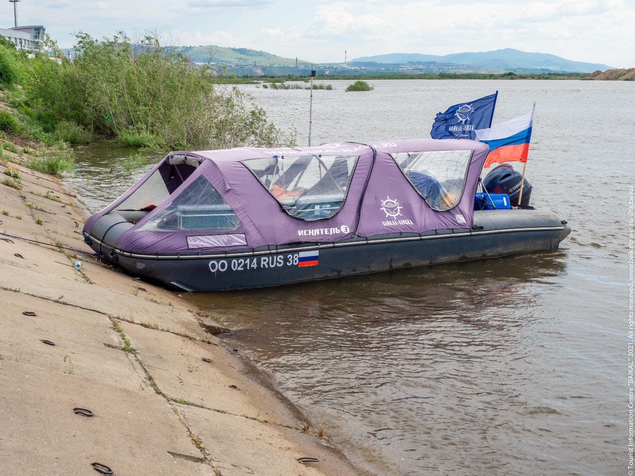 Экстремалы на катамаране решили пройти в Охотское море через Байкал - сейчас они сделали остановку в Улан-Удэ