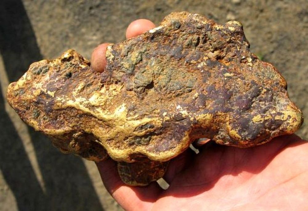 Обнаружили золотистый. Золотоносная руда Урала. Пирит самородок. Золото кварц-сульфидные месторождения. Золотые самородки Урала.