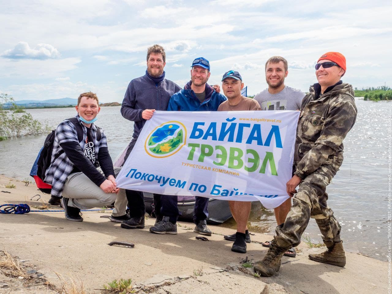 Экстремалы на катамаране решили пройти в Охотское море через Байкал - сейчас они сделали остановку в Улан-Удэ
