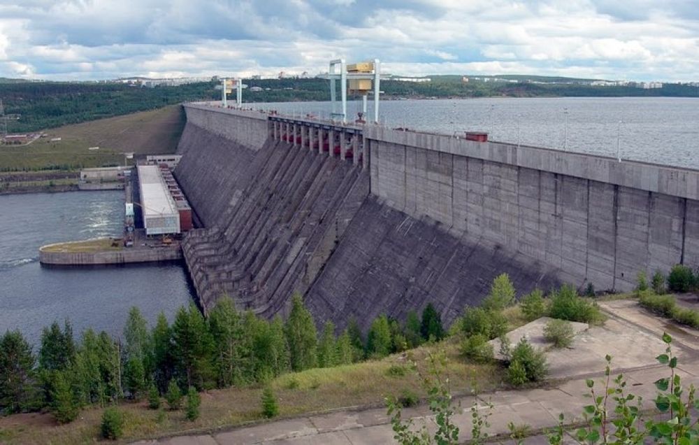 Платина иркутск. Плотина ГЭС Иркутск. ГЭС Ангара Усть Илимск. Иркутская ГЭС на ангаре. Река Ангара Братская ГЭС.