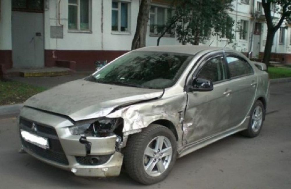 Купить битое авто в московской области. Битые машины. Битая машина. Аварийное авто. Аварийный автомобиль.