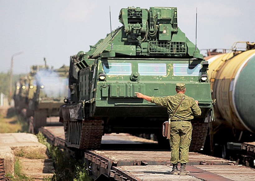 Железнодорожные перевозки военной. Войска технического обеспечения. Транспортные войска. Военная техника обеспечения. Военная техника на платформе.