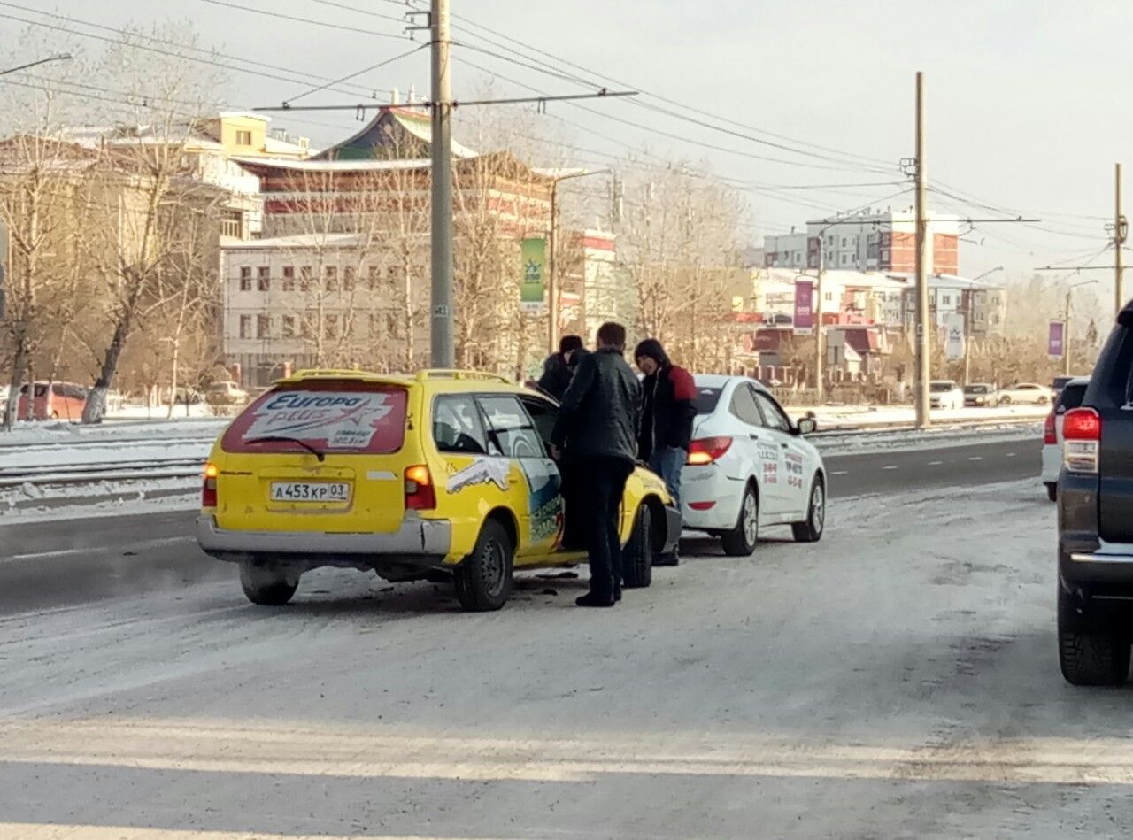 Маршрутное такси улан. Такси Улан-Удэ в Улан Удэ. Желтое такси Улан-Удэ. Новое желтое такси Улан-Удэ. Такси Улан-Удэ номера.