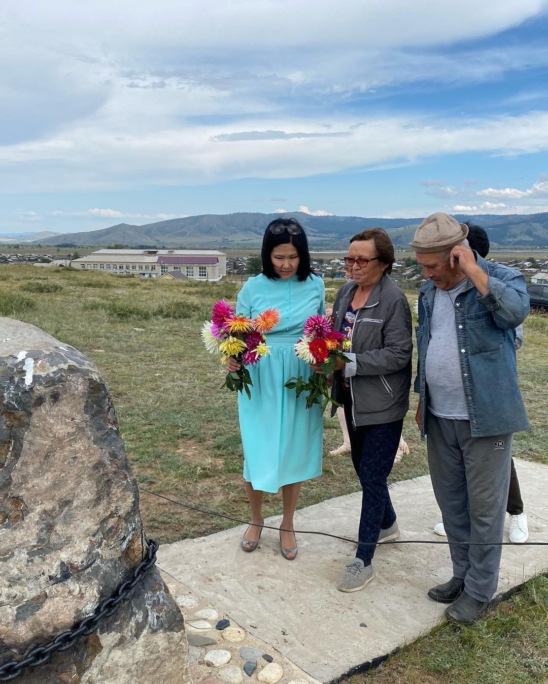 Житель Бурятии на свою пенсию установил памятник Алдару Цыденжапову