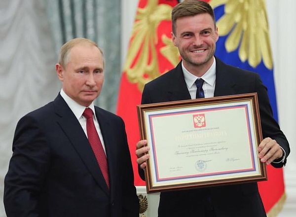 Путин вручит госнаграды футболистам и тренерам сборной России Путин вручит госнаграды футболистам и тренерам сборной России