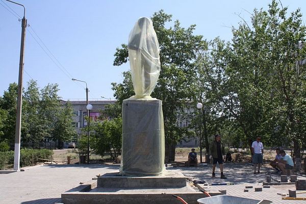 Смотреть Некрасивым людям установлен памятник видео Смотреть Некрасивым людям установлен памятник видео