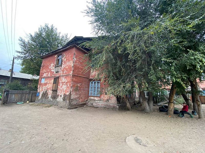 В центре Улан-Удэ семьи с детьми рискуют оказаться под руинами своих квартир