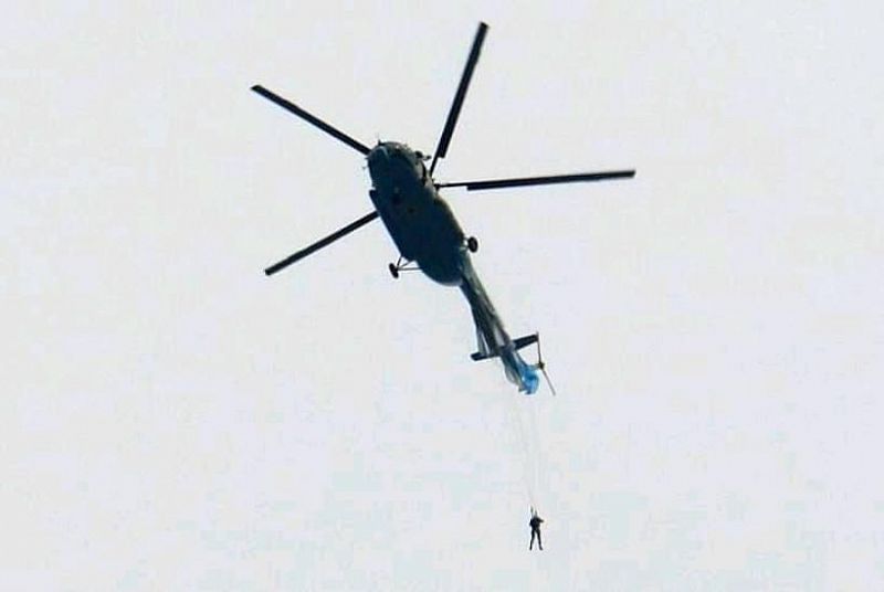 В Чите парашютист после прыжка из вертолёта зацепился за его хвост